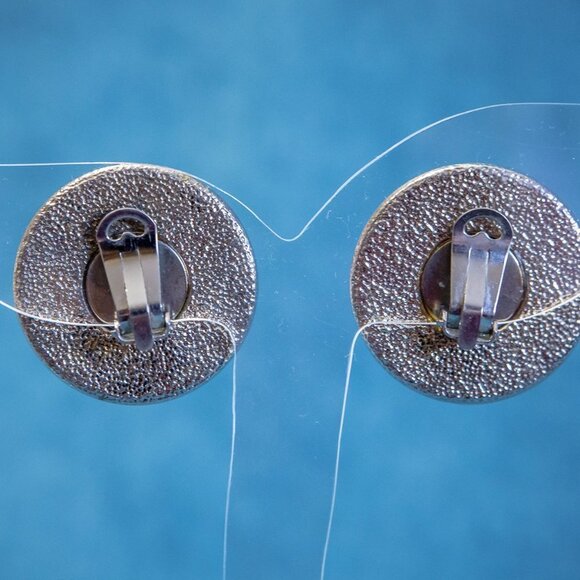 VINTAGE Gold Tone Clip On Dome Earrings GREEN/WHITE Marble - Picture 2 of 8